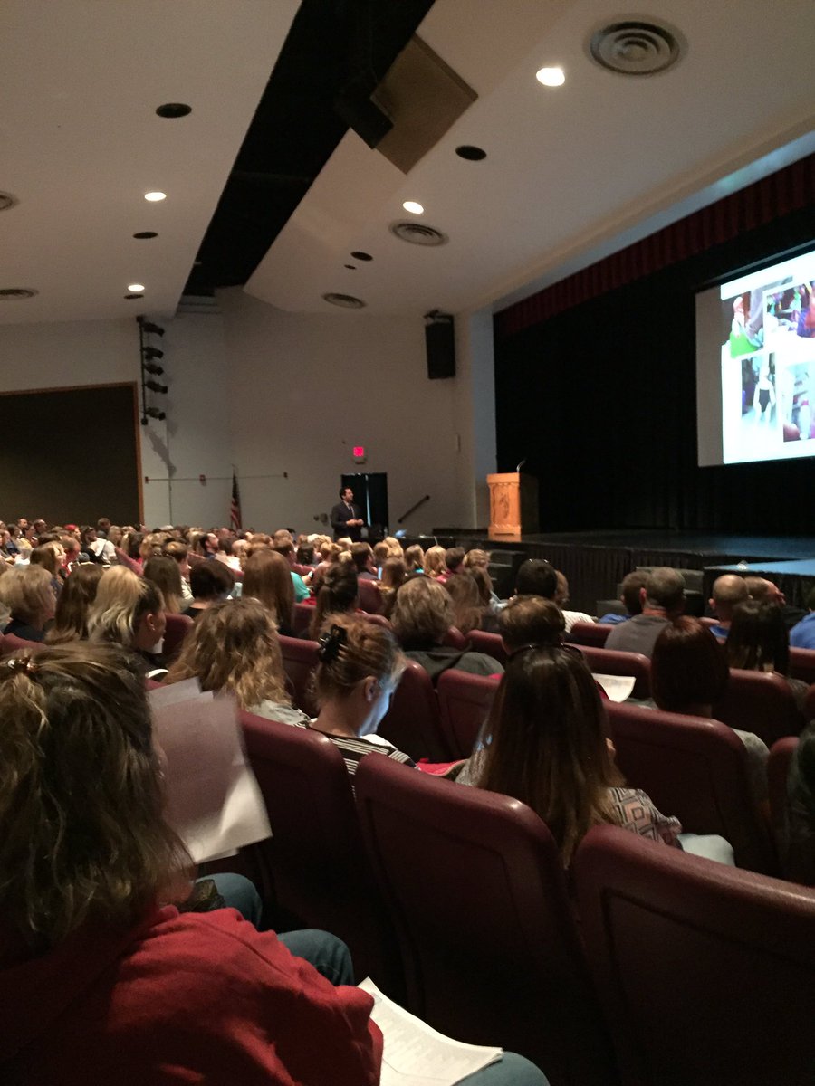 ArtTeacherTech's tweet photo. Standing room only @gcouros thank you for joining us today!!!!#peoriapalooza2017 #323learns https://t.co/oMzwMgsAWR