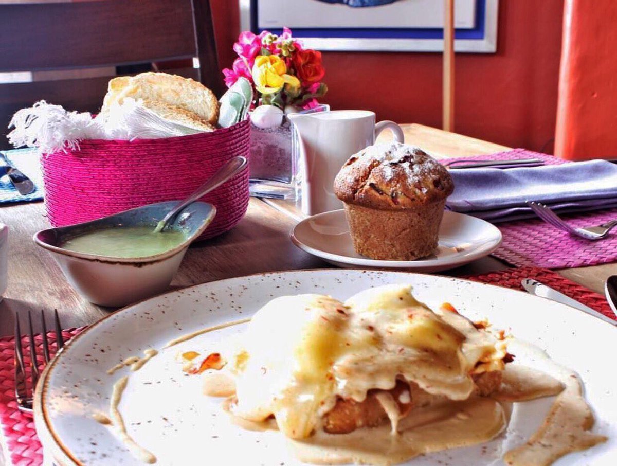 CasaRiveraMx's tweet photo. Desayuno perfectamente balanceado: Huevos Casa Rivera. Pan dulce de la casa, café de la olla. ¡A desayunar! #viernes https://t.co/JAAGm8YZV8