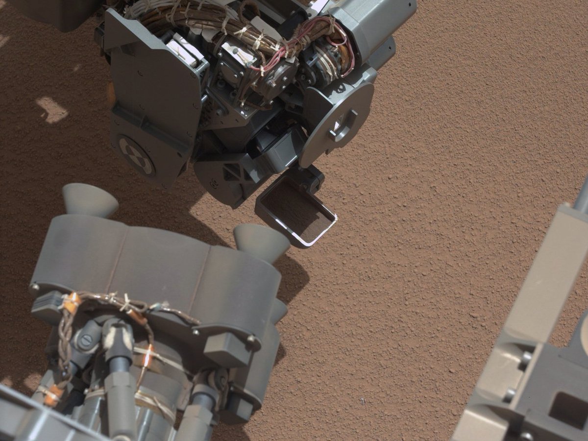 Step_Holt's tweet photo. "#Curiositys First Scoop" #space #cosmos #nasa #universe https://t.co/eMINxJhzET