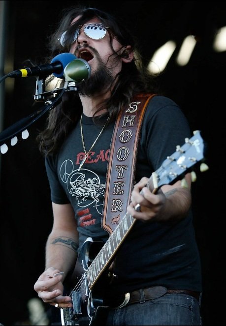Loraleilanier's tweet photo. Tgif @ShooterJennings fans! Have a safe and happy holiday weekend. #FridayFeeling #shootersuperfan #bcrrules https://t.co/lw8dhFiP1u