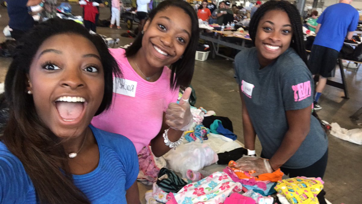 rachm528's tweet photo. nothing is better than giving back to the community w/ your bestfriends ❤️ #houstonstrong https://t.co/CHIJgU3Bbv