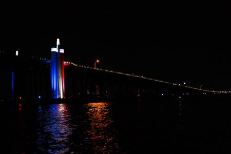 wsdot_520's tweet photo. Our thoughts go out to those affected by #HurricaneHarvey. In support, we've lit the 520 bridge sentinels with the colors of the Texas flag. https://t.co/mY11s2PKKT