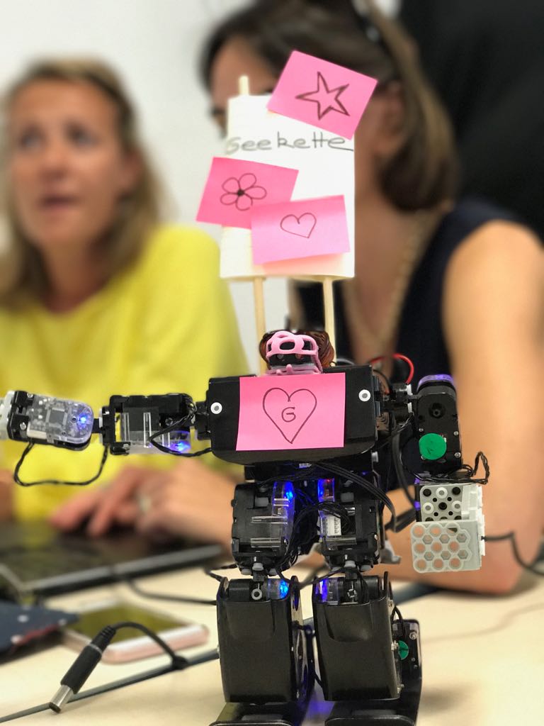 TeamGeekette's tweet photo. La Team #Geekette ajoute quelques petits accessoires à son robot @COGIBOT, pour le préparer pour la #Battle de #Robot ! #MBAMCI https://t.co/dsIyKy7QTF