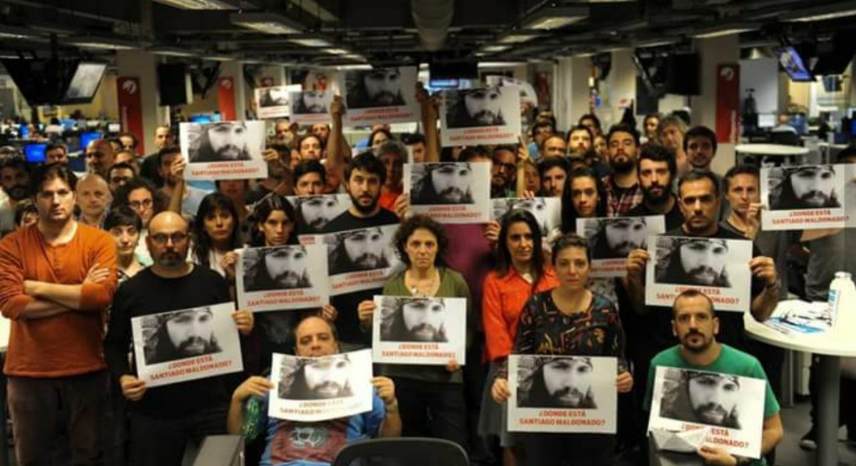 BrunoLarocca's tweet photo. Por si alguien todavía no entendió, las redacciones de Clarín, Perfil, La Nación y Télam se preguntan dónde está Santiago? #UnMesSinSantiago https://t.co/WzD5xmRm2h