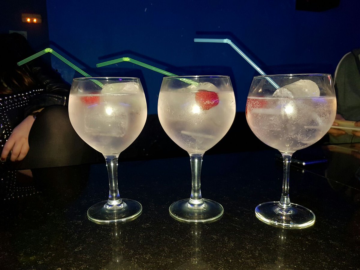 ambiciones_bar's tweet photo. Por fin es Viernes!! Nos vemos como siempre en @ambiciones_bar desde las 6 de la tarde!! 😉 🎉 https://t.co/hnW1N5p2mW