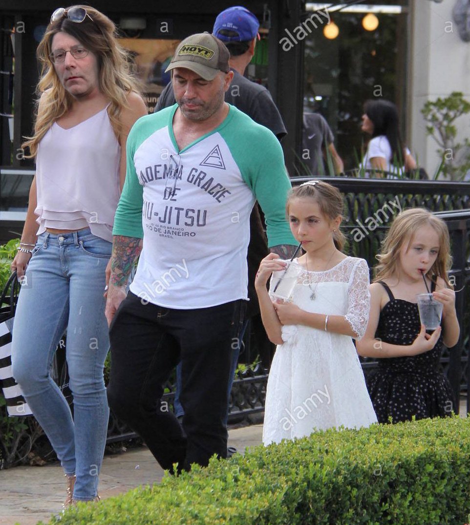 MrSuperPointer's tweet photo. Joe Rogan's family spotted in public https://t.co/84hwvFL4Xo