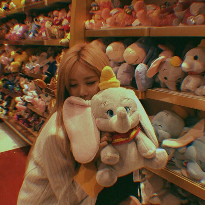[QSTAGRAM] 홍콩 경유 중에 디즈니숍 에성~
