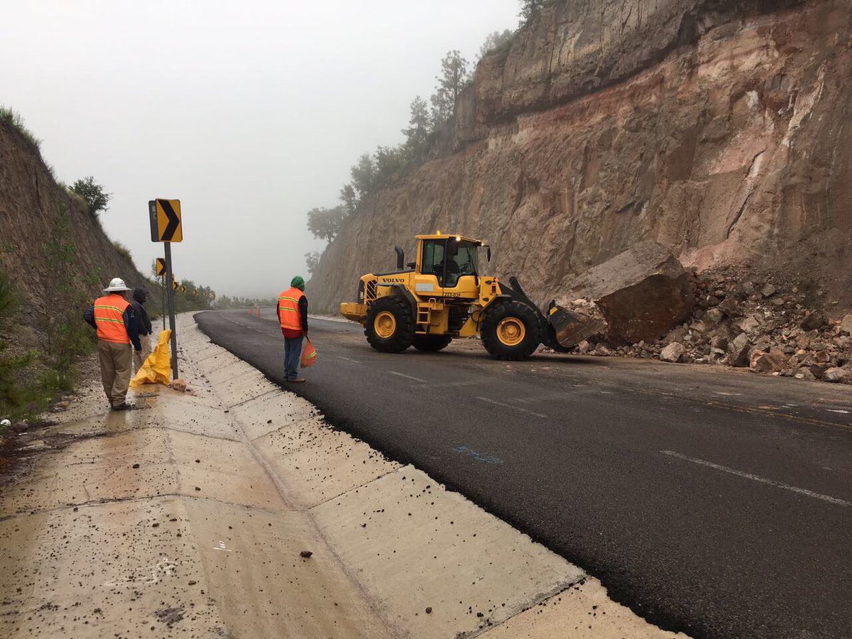 CEPCDurango's tweet photo. #Precaución @CAPUFE trabaja en derrumbe parcial en la supercarretera Durango - Mazatlán km42, extreme precauciones al conducir. https://t.co/29wnn4gUri