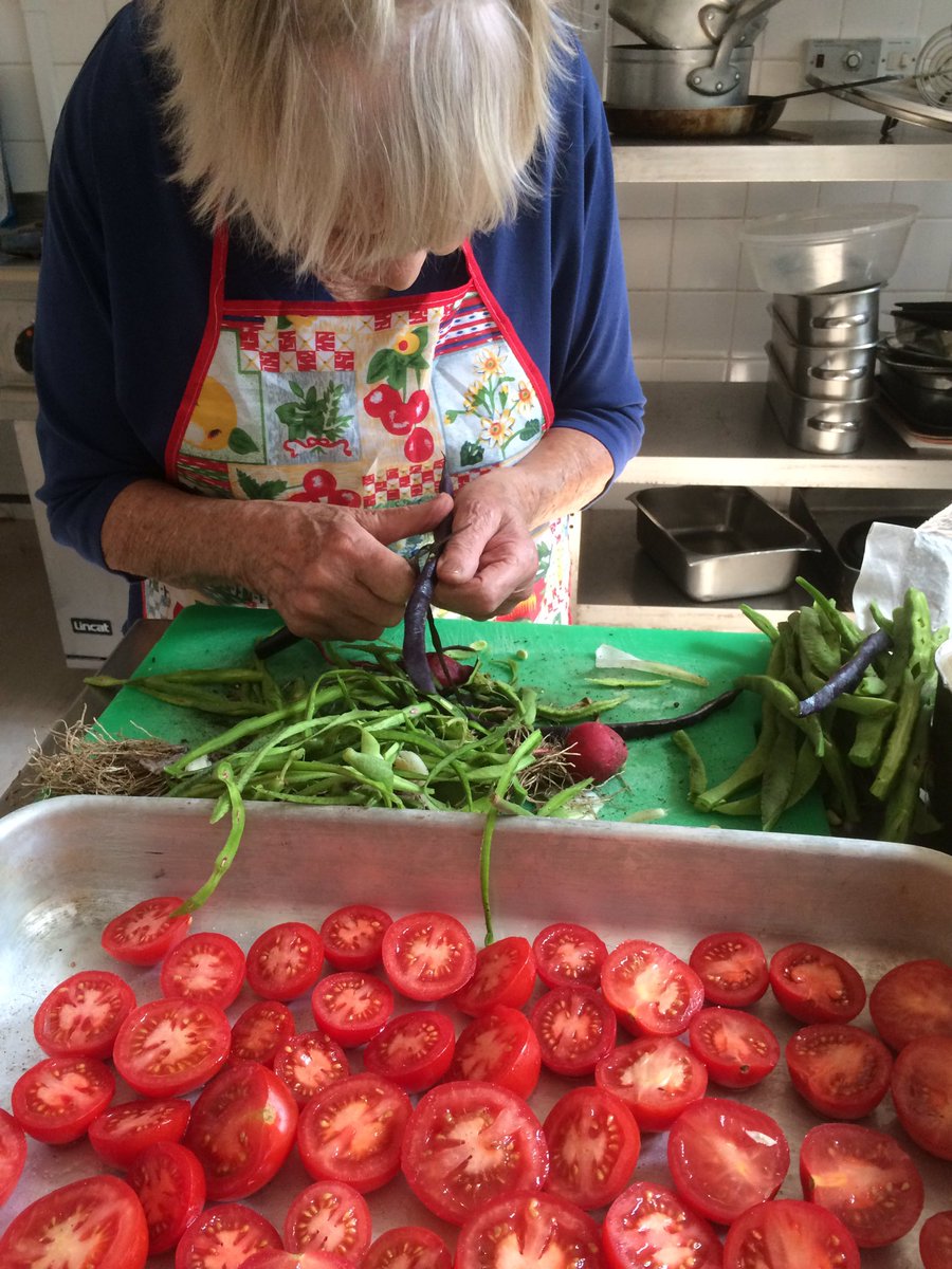 mhealthpartners's tweet image. Cooking wonderful healthy September Community Feast thanks to @AgeUKLS for funding and to @Glengall_Garden for delicious veg