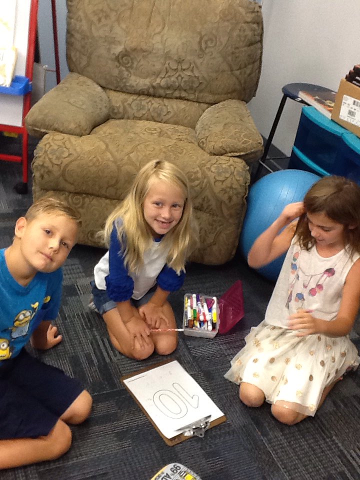 MrsAlexanderS's tweet photo. Collaborating to see how many ways we can make 10!
#teamwork #productivenoise @ElementaryFord https://t.co/UAEcNv6qdL