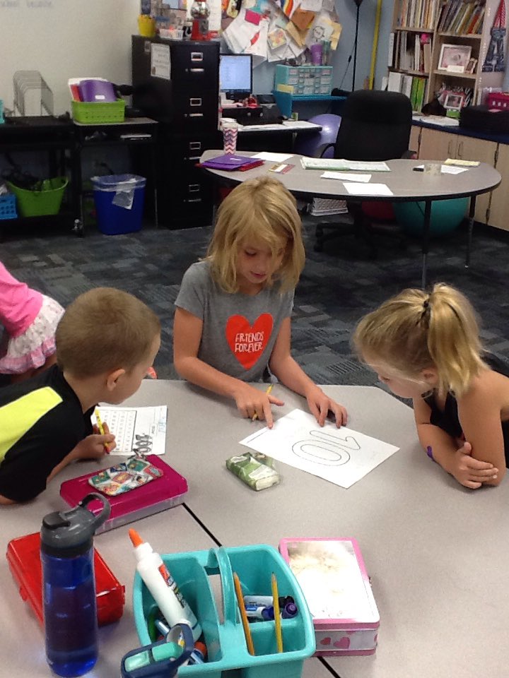 MrsAlexanderS's tweet photo. Collaborating to see how many ways we can make 10!
#teamwork #productivenoise @ElementaryFord https://t.co/UAEcNv6qdL