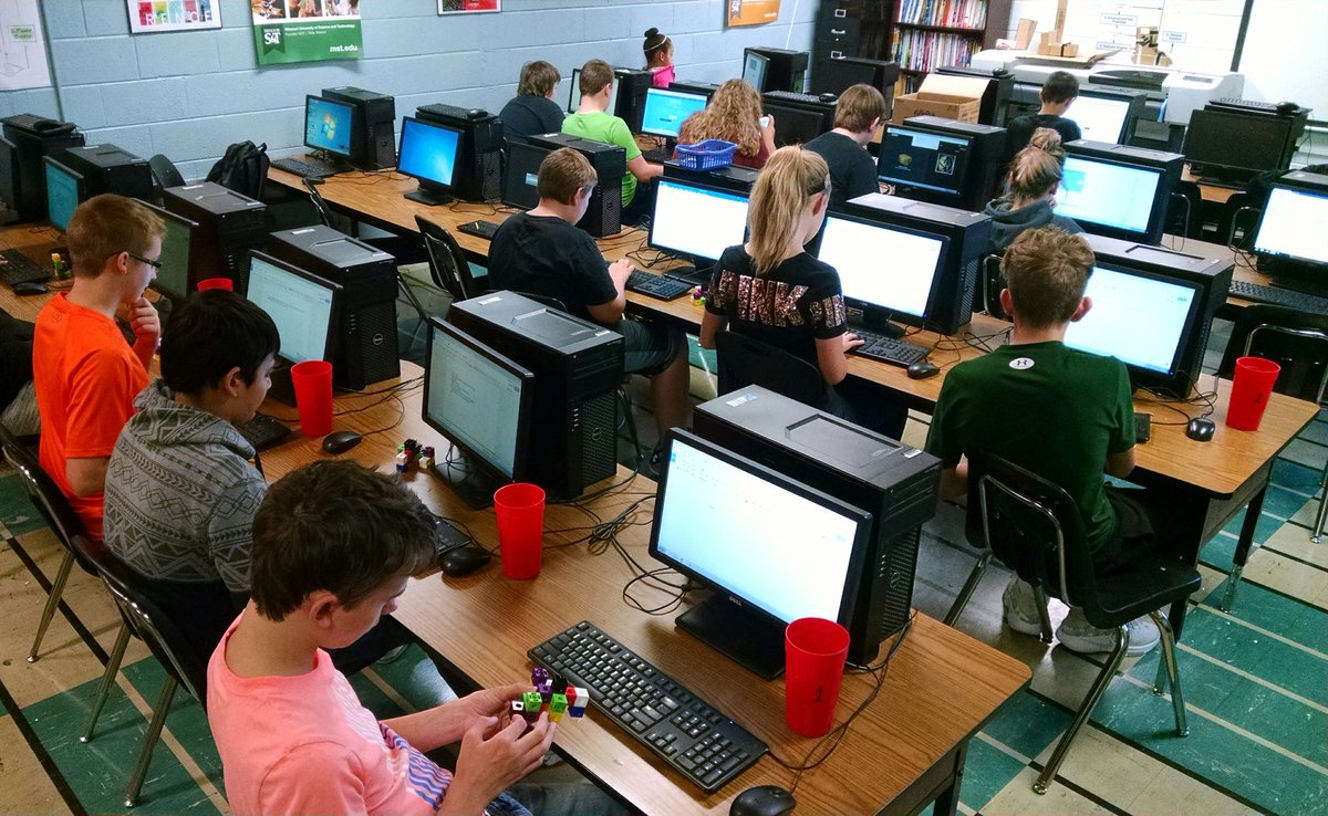 Mythbadger's tweet photo. Learning about #algorithms through a #ScienceOlympiad event. #WriteItDoIt challenges in @PLTWorg #TigerProgrammers #SJSDProud https://t.co/ZcwJTeOYvx
