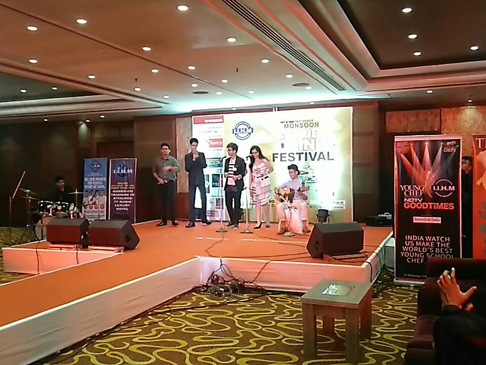 IIHMHOTELSCHOOL's tweet photo. Wonderful #singing by our students that had the audience on their feet. Join the #IIHMMonsoonFest at #panetti banquet today &amp; tomorrow https://t.co/l6dmaRJsOP
