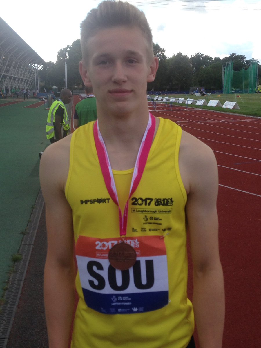 Nicksy1719's tweet photo. @RPSPE BRONZE for the boy #almostasmile #whatatimeforclairesphonetodie https://t.co/hb3GtGJecH