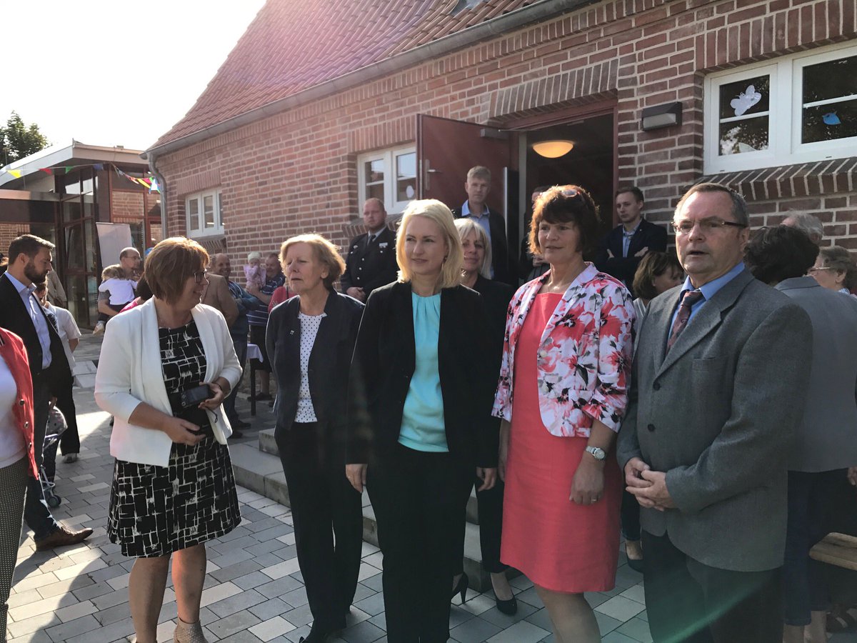 ManuelaSchwesig's tweet photo. Kinderland MV☀️ Gute Bildung&Freizeit👍 1) Neue Kita in #Altmeteln 2) Neue Schule&Hort in #Schwerin 3) Neuer Sportpark in #Schwerin https://t.co/ZUnnB9uMPZ