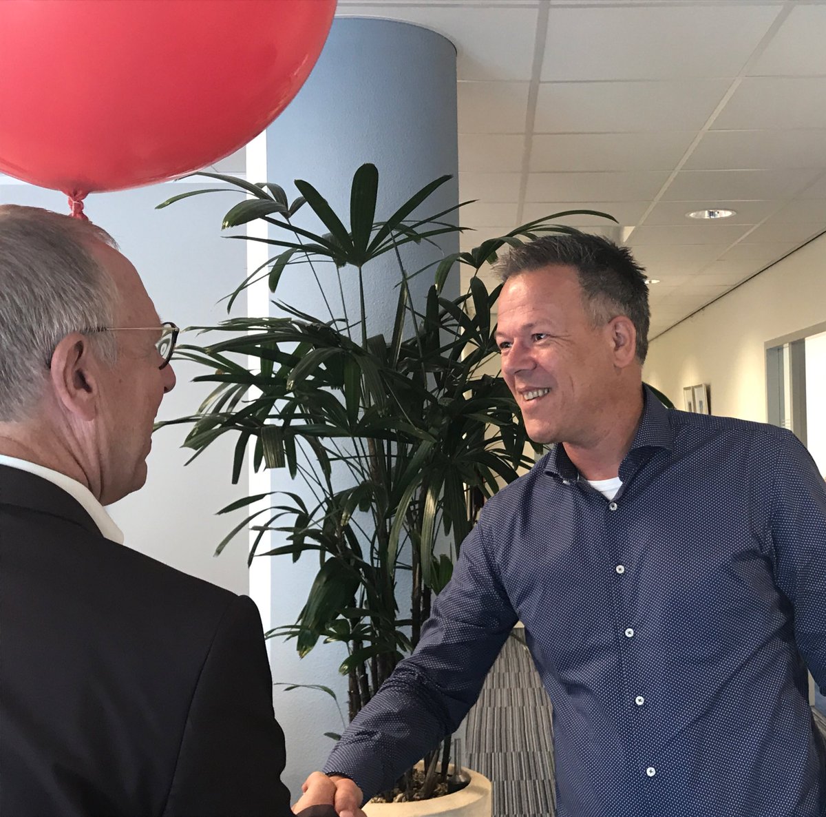 Exact_NL's tweet photo. Onze roadtrip zit er nu echt op. Als 6e kantoor feliciteren wij @OeverenAcc met hun plek in de #cloudaward Top 6. https://t.co/6Su14eBvRq