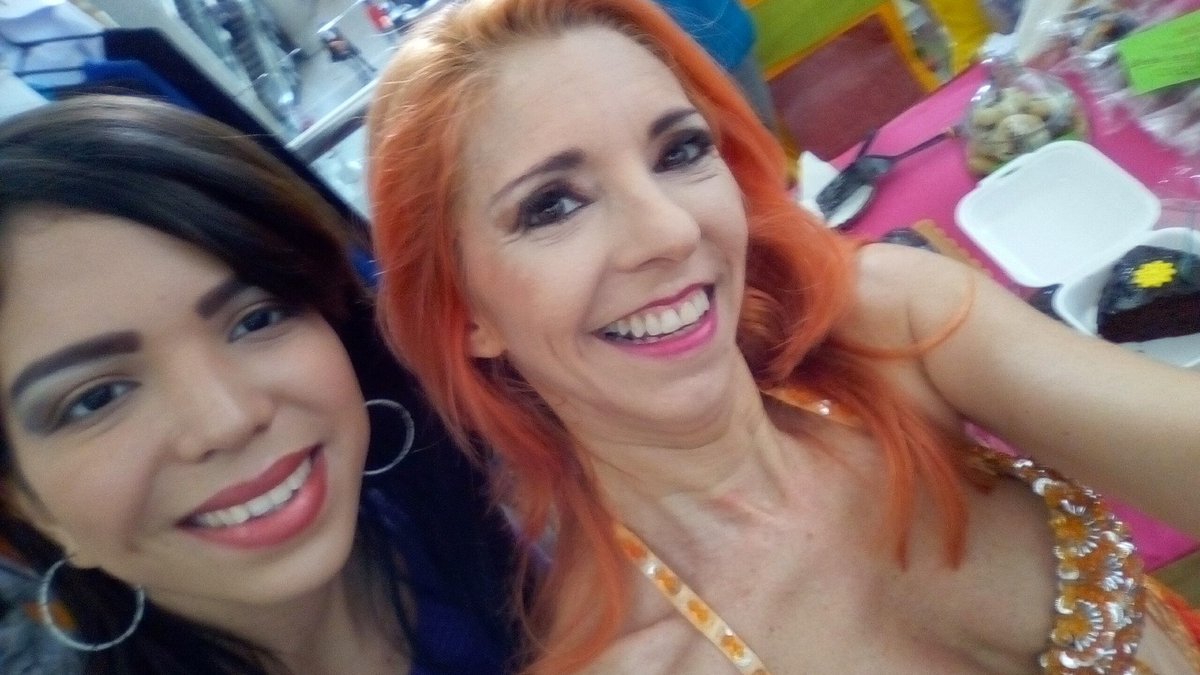 yllendiva's tweet photo. Yo como tortica de chocolate en #mercaditonomada de #mileniummall con @FashionInicio y @gourmetaleli Hasta el sábado. Demasiado sabrosa!!! https://t.co/G2cfy0rvRK