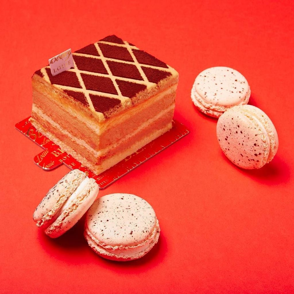 BottegaLouie's tweet photo. Our September tiramisu #macaronofthemonth is here! Mascarpone buttercream with a coffee infused ganache 😍. https://t.co/vT1w2PuSpv