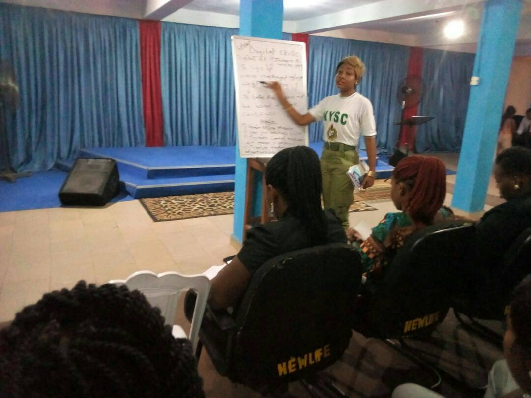 EstherEmiator's tweet photo. An Anambra Sdgs champion empowering youth with digital skills to help fight #poverty
#MTGNg #digitalskills4africa #SDGsdigitaltraining https://t.co/oQhUUqhYei