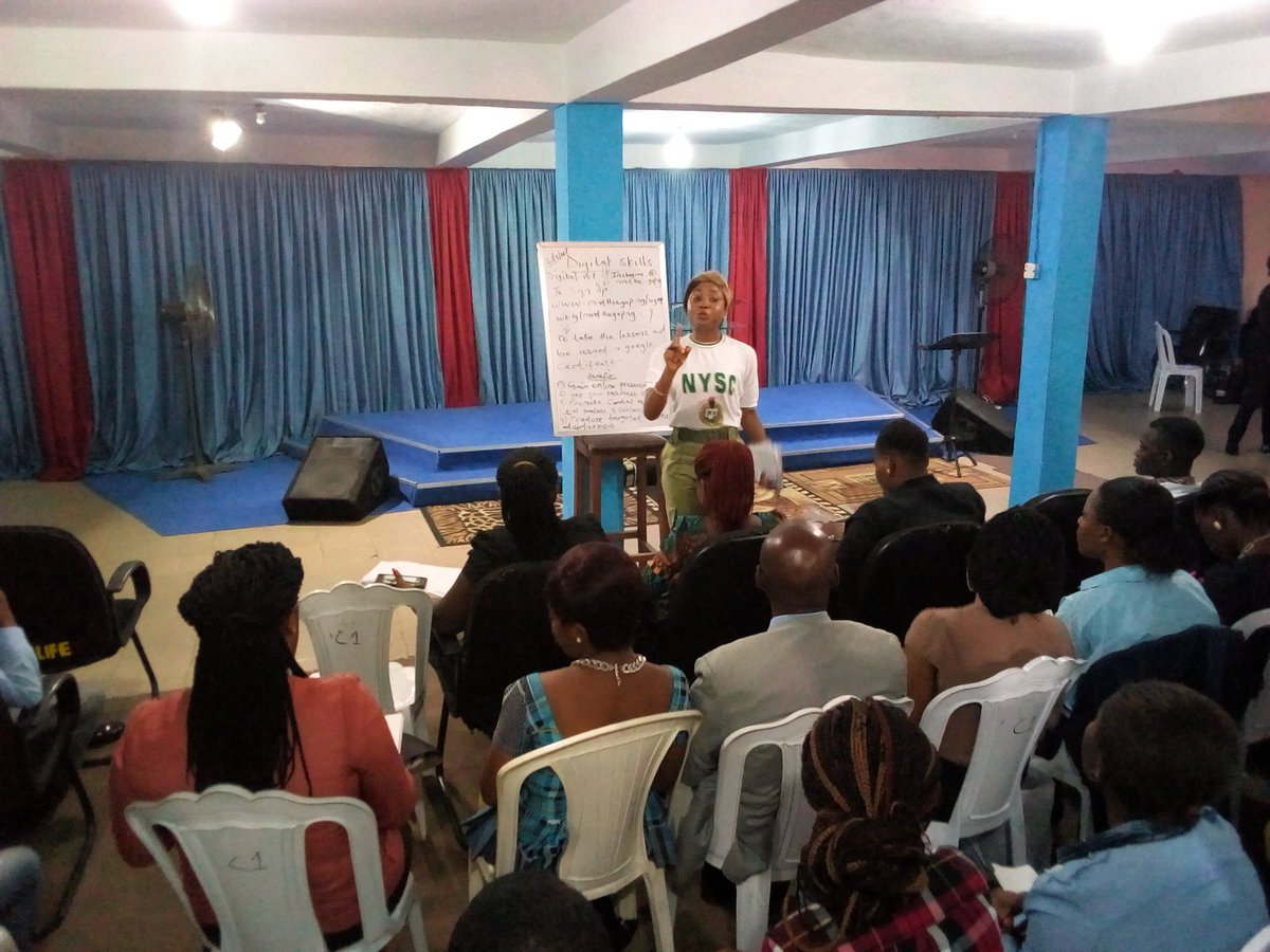 EstherEmiator's tweet photo. An Anambra Sdgs champion empowering youth with digital skills to help fight #poverty
#MTGNg #digitalskills4africa #SDGsdigitaltraining https://t.co/oQhUUqhYei