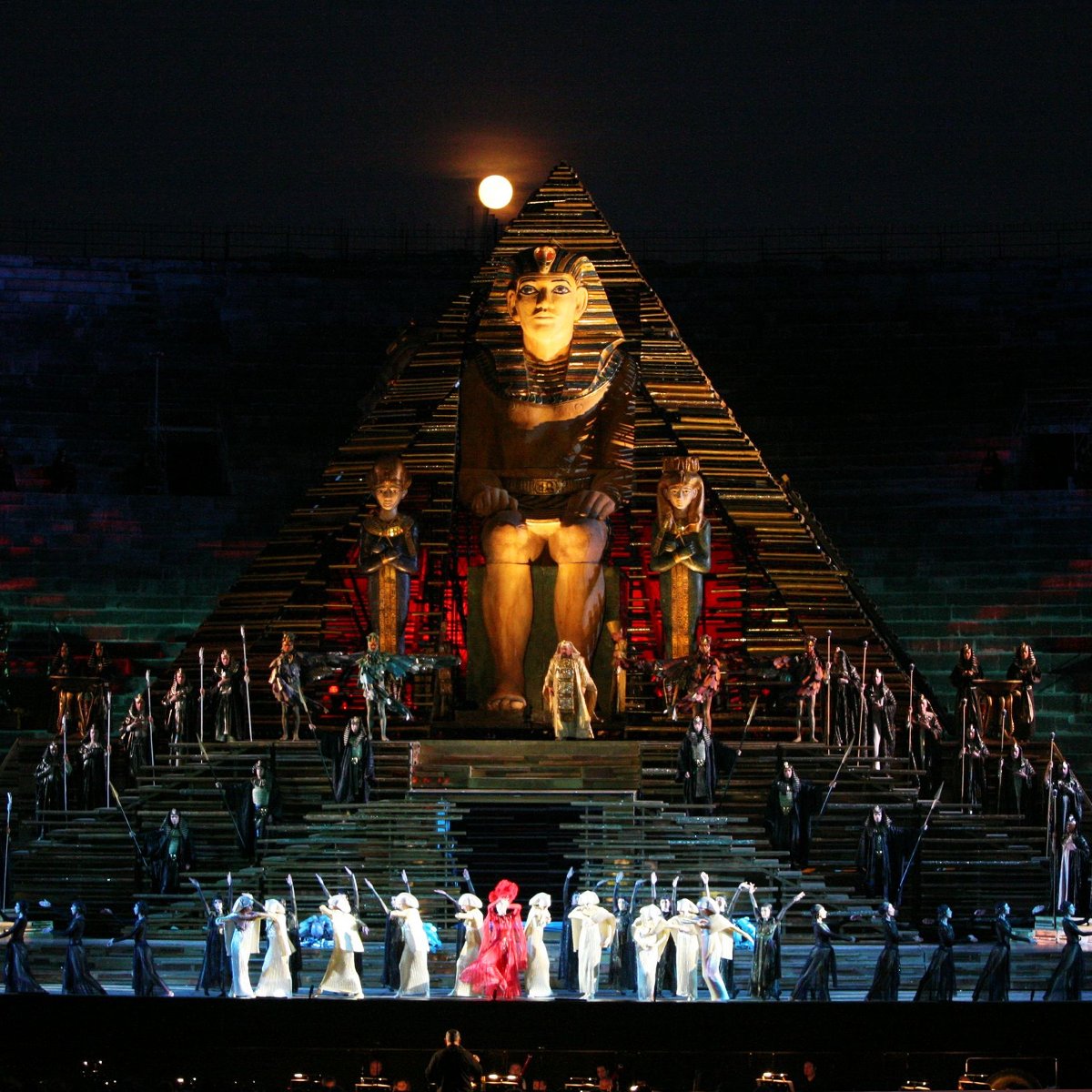 arenadiverona's tweet photo. Immersa in uno sfarzo fatto di oro e gemme. Così #FrancoZeffirelli ha immaginato la sua #Aida #inarena... e non vediamo l'ora di rivederla! https://t.co/OfAqsUpPJL