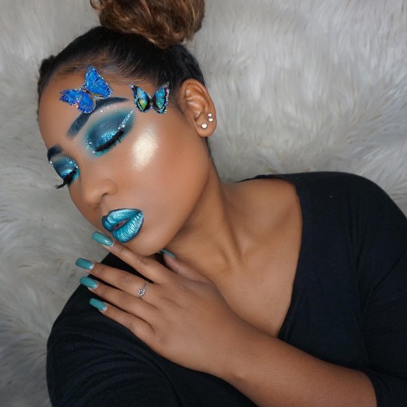 #FunFriday 
Have some fun with your looks and be sure it's all set with our Buttercup Setting Powder!
📸: @siennalinda