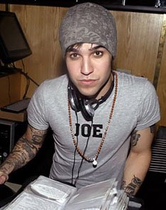 Here\s a rare joe trohman,,,,happy birthday my dude.. 