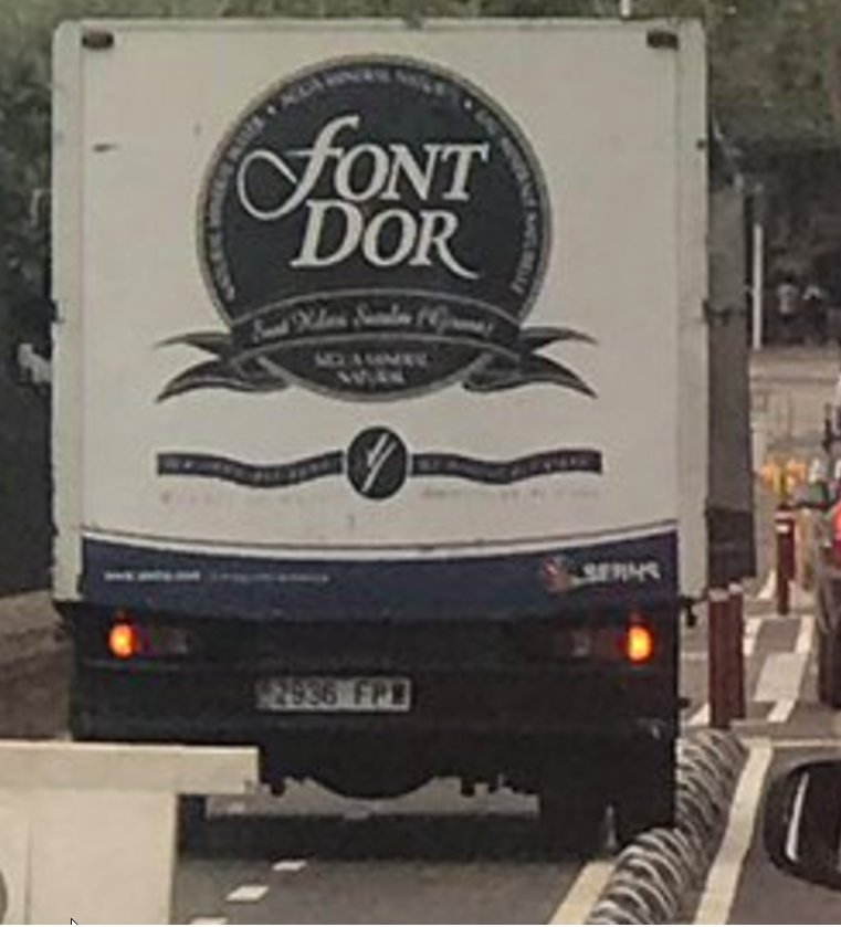 tediroca's tweet photo. @CBinvaders Todavía ni está abierto el carril bici y un transportista de #fontdor @vichycatalan ya se está cargando los separadores https://t.co/jbqnIZiI24