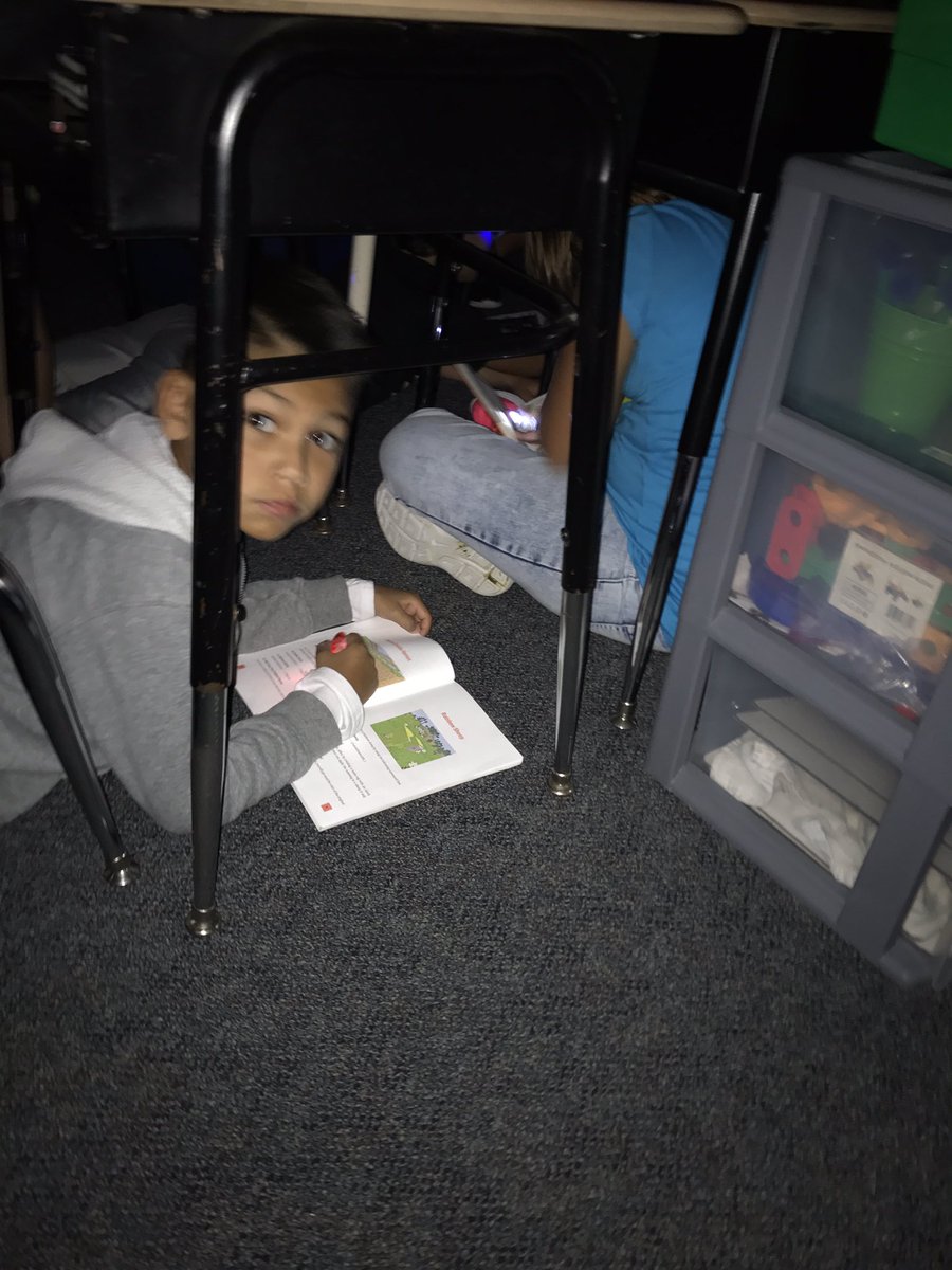Mainegrad's tweet photo. @SVAPrincipal475 @svakrumpelman Finger-light Friday silent reading #Svaroyals #TeamC3PO https://t.co/PyIvrfPXbP