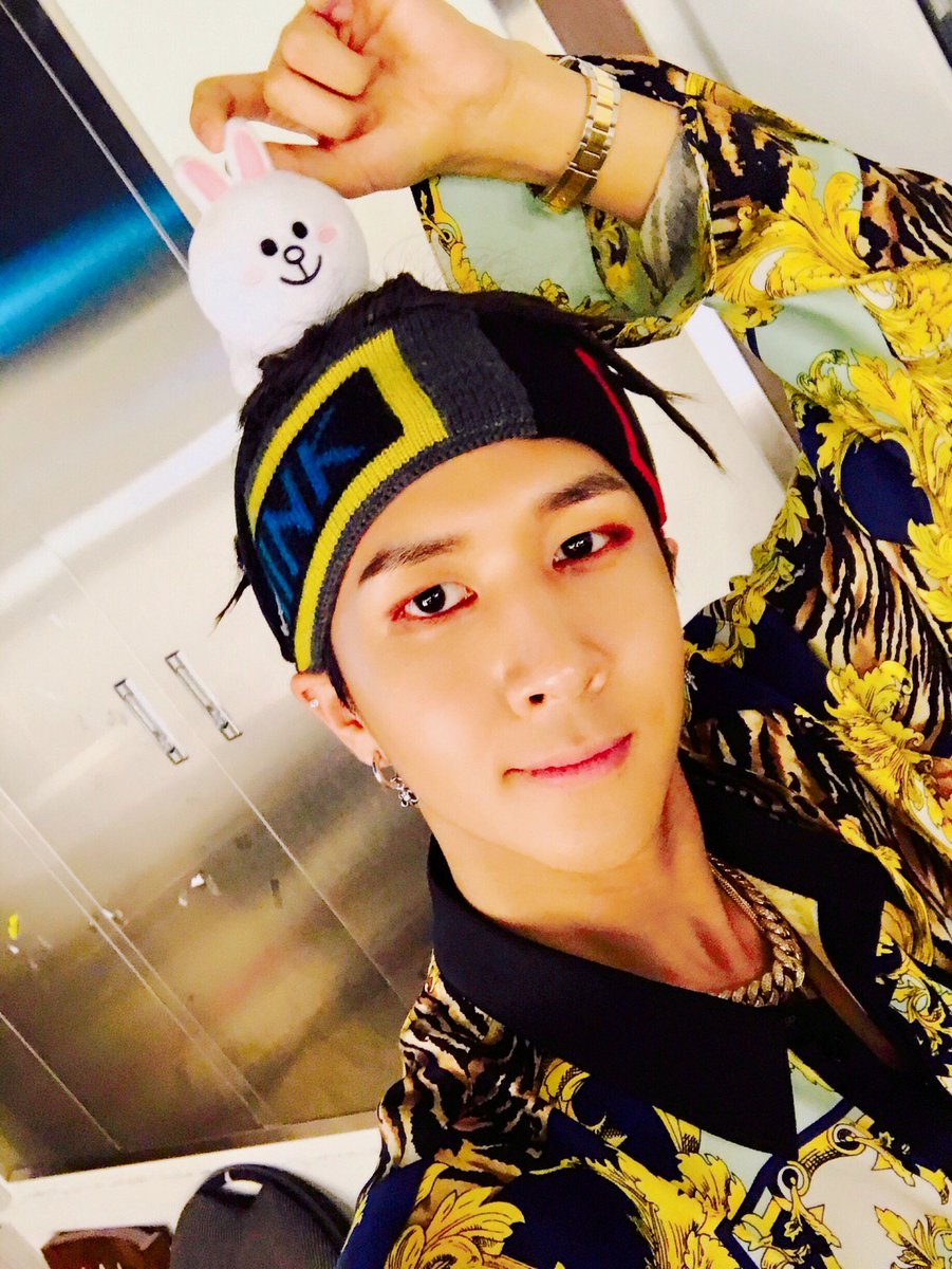 RealVIXX's tweet photo. 나는 로빅이다. 오늘 #빅스LR 요원들의 #Whisper 잠실 팬사인회 현장 #미션타임 대결에서 진 #라비 요원의 사진을 공개한다! 
#L_vs_R👬 #랍토끼🐰
#스탈라잇 #굿나잇☄ https://t.co/4QvKwabrmw