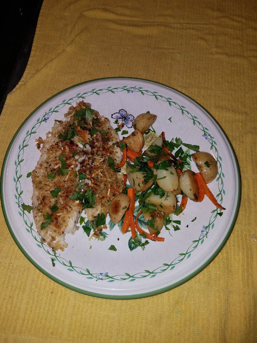 shima_kelly's tweet photo. First week of @HelloFresh meals... Parmesan crusted tilapia w potatoes and carrots. My daughter approves #hellofreshpics #dinnerisready https://t.co/NDvAsClwK1