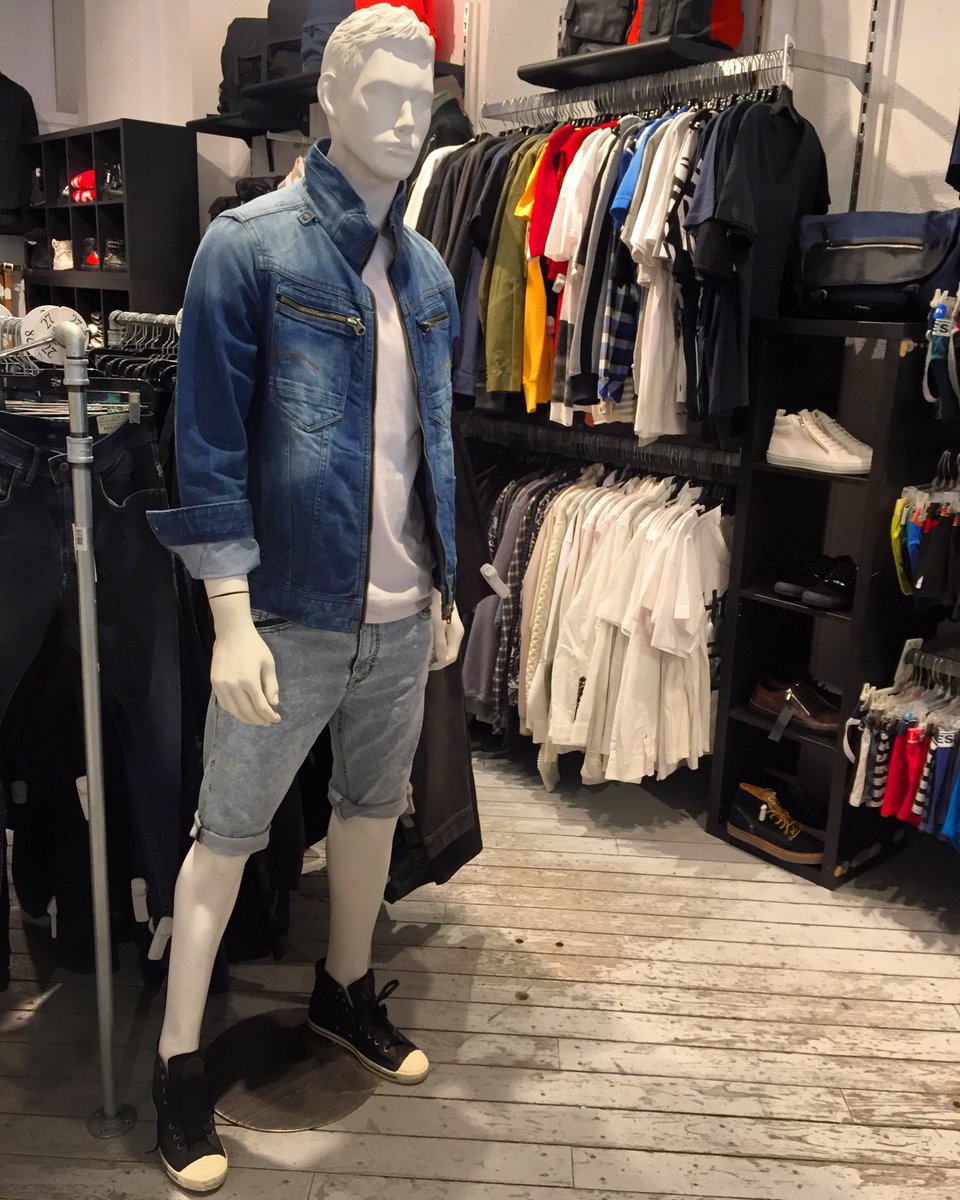 SurplusTrends's tweet photo. It's Septembrr! The season of layers! 
5168 St-Laurent, MTL #tgif https://t.co/BQXsew4F0x