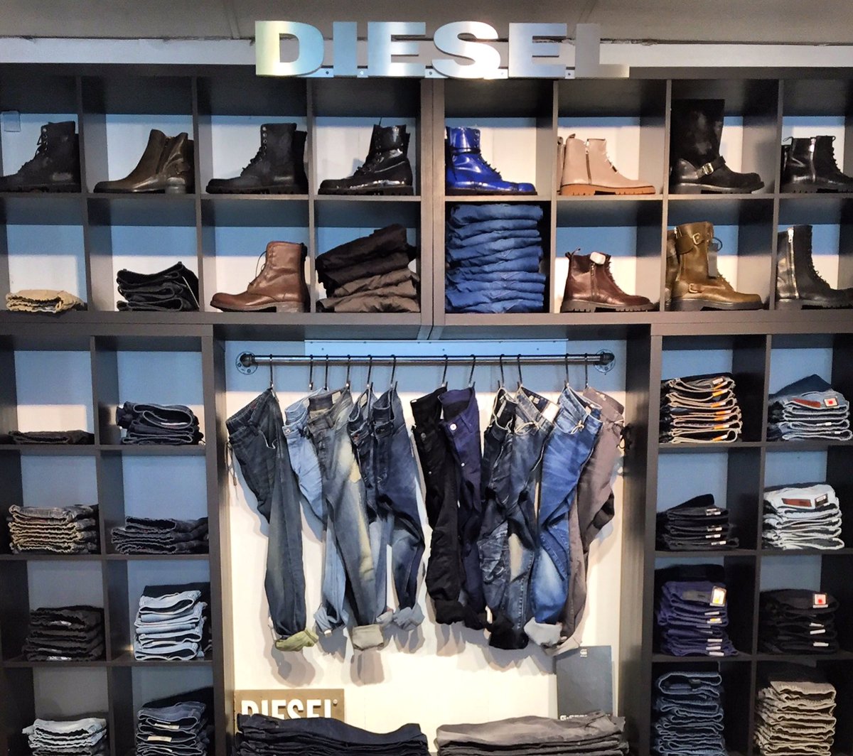 SurplusTrends's tweet photo. It's Septembrr! The season of layers! 
5168 St-Laurent, MTL #tgif https://t.co/BQXsew4F0x