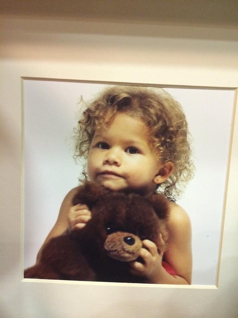 00sdaya's tweet photo. Okay. There are free balloons in her Twitter Profile, if you don't know it. Is her birthday. No, I'm not crying...I'm just...😭😭😭😭 https://t.co/kAcrhLfKlj