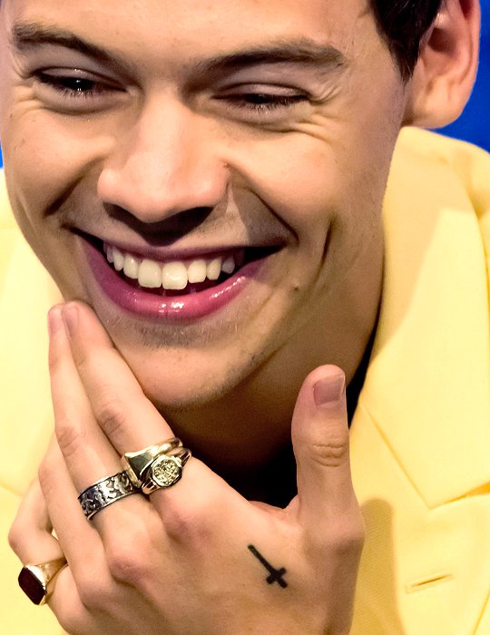 sunfloweryhes's tweet photo. I'm not a fan of yellow clothes, but Harry makes me change my mind... just like he always does.  He looks incredible! https://t.co/SutKmpBHhT
