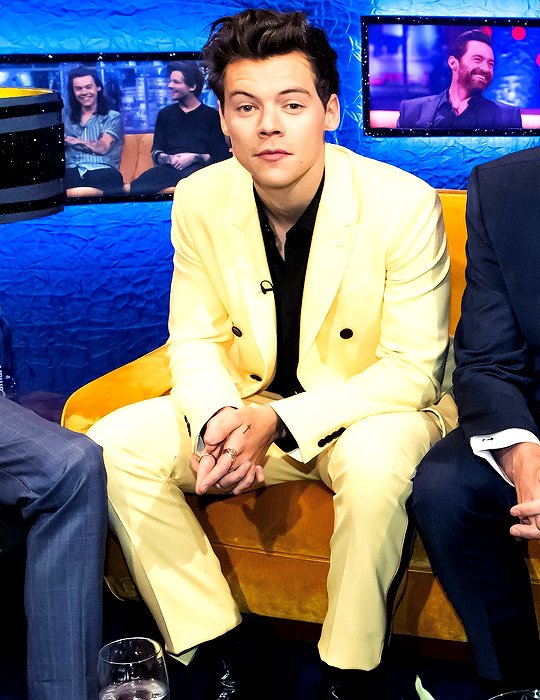 sunfloweryhes's tweet photo. I'm not a fan of yellow clothes, but Harry makes me change my mind... just like he always does.  He looks incredible! https://t.co/SutKmpBHhT