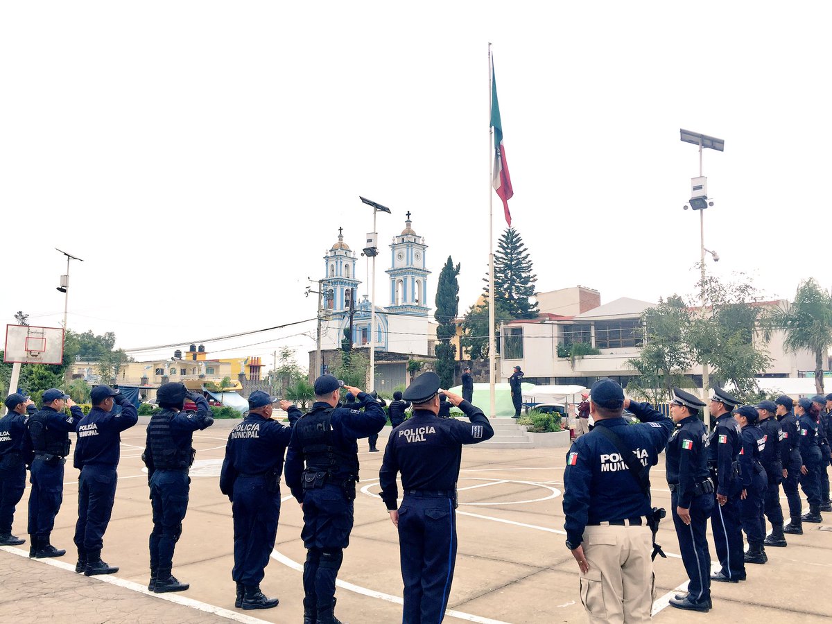 CoronangoOfic's tweet photo. Damos inicio a los festejos del mes patrio. 🇲🇽#IzamientodelaBanderaNacional #Coronango https://t.co/5GW5mV7O8Y