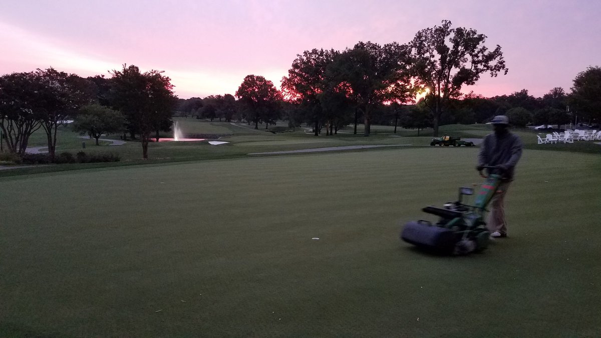 WestwoodGCM's tweet photo. Lovely sunrise this morning to kick off Labor Day Weekend. https://t.co/9STR0UtV17