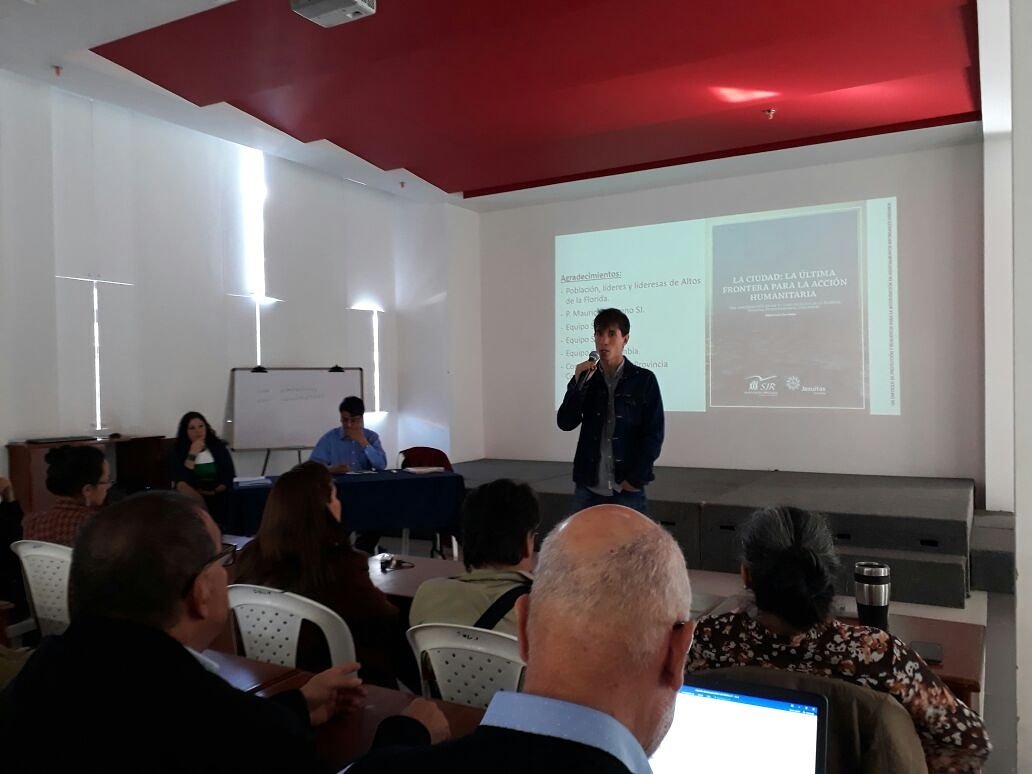 JesuitasCol's tweet photo. Pablo Cortés hace presentación de libro "Un Enfoque de Protección y Resiliencia para la Intervención en Asentamientos Informales Urbanos". https://t.co/x0g7PeQgmv