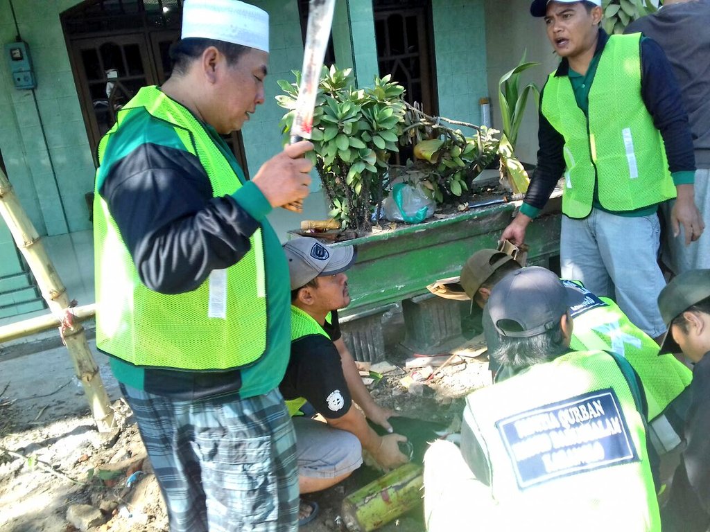 AbahJono's tweet photo. Panitia Qurban 1438 H. "Abah Jono" https://t.co/O6lMqIPwsX