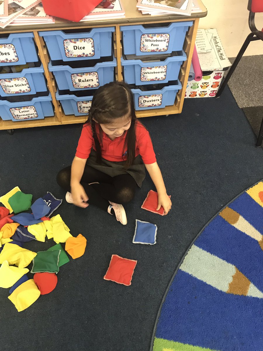 MissRae_1's tweet photo. Exploring pattern, creating and continuing them in a variety of ways! Glad it is Friday in p1. What a busy week. #week3done https://t.co/pl3FaSUfZP