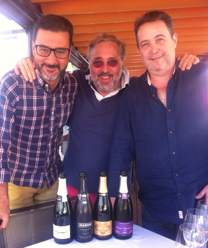 RteKasanova's tweet photo. Fernando,Juan Carlos y Willy con unas burbujitas con las que disfrutar una tarde de viernes https://t.co/zbpBplT3AB