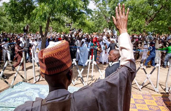 Dillaliya's tweet photo. Shugaban kasa @MBuhari ya samu tarba ta musamman daga dandazon jama'a a filin idin Daura. https://t.co/pTQ8O6SIA0
