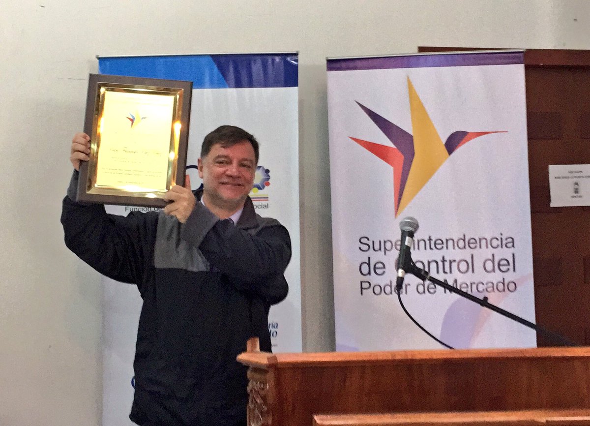 Competencia_Ec's tweet photo. #PedroPáez recibe placa de reconocimiento por parte de servidores y servidoras por haber trabajado incansablemente #5AñosSCPM #HitosSCPM https://t.co/Yg1gzL4RCV