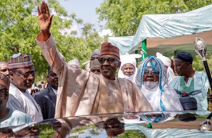 Dillaliya's tweet photo. Shugaban kasa @MBuhari ya samu tarba ta musamman daga dandazon jama'a a filin idin Daura. https://t.co/pTQ8O6SIA0