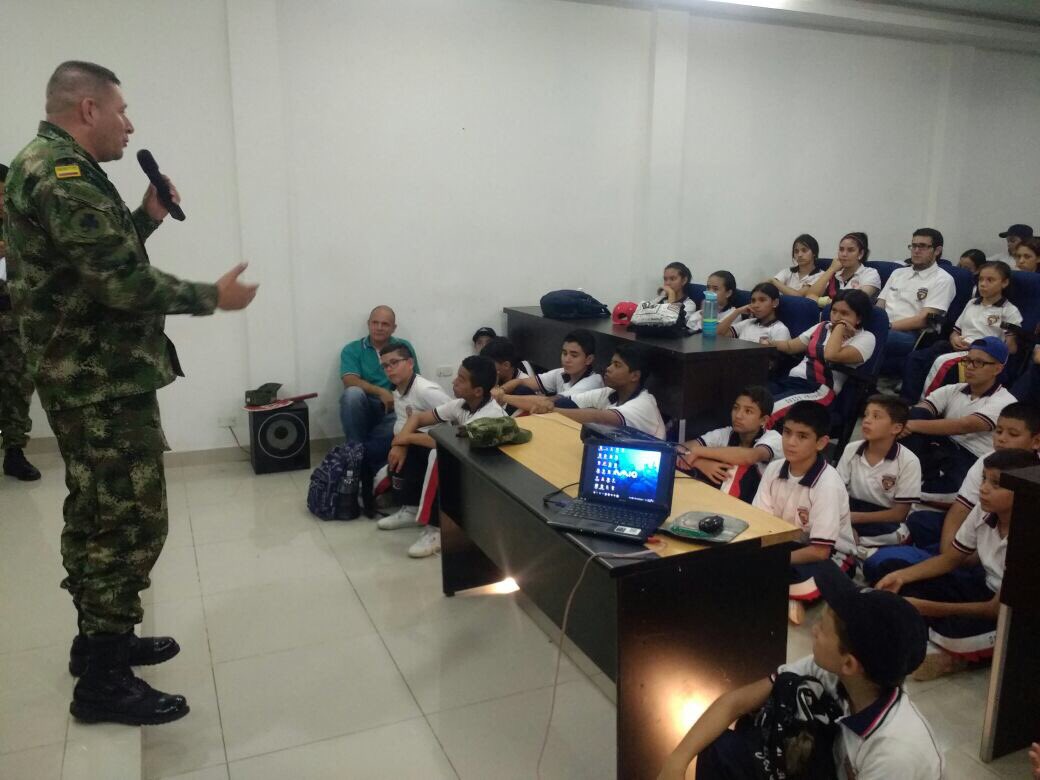 ejercito_COPER's tweet photo. En #Biven en articulación con el Colegio Rafael Pombo se llevo acabo jornada lúdica, conociendo tu Ejército en Cartago Valle del Cauca. https://t.co/7rbw1LTCzc