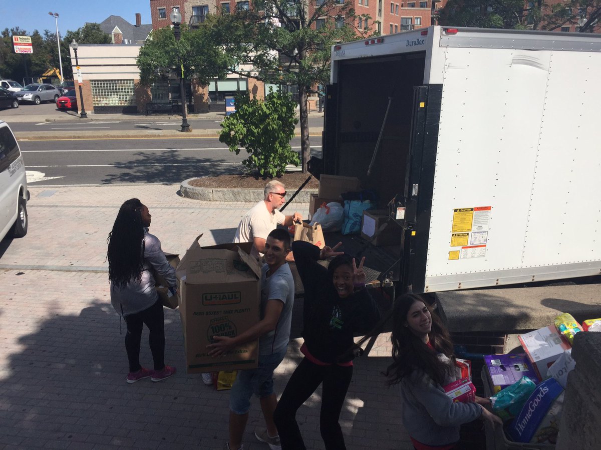 heyfysop's tweet photo. #FYSOP2017 volunteers &amp; @BCYFcenters loading a truck with supplies for #HarveyRelief! Active citizenship ain't just for #Boston! https://t.co/phHrtb9NbB
