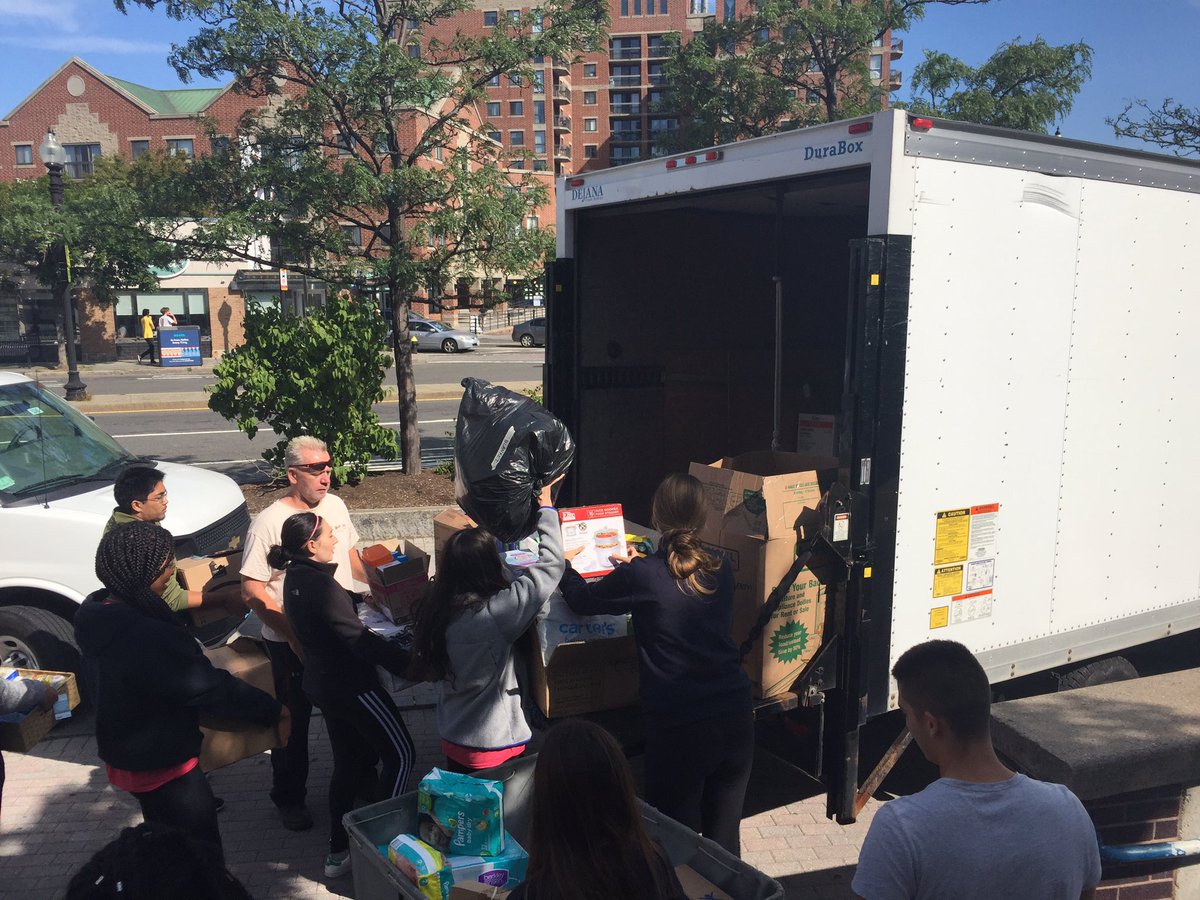 heyfysop's tweet photo. #FYSOP2017 volunteers &amp; @BCYFcenters loading a truck with supplies for #HarveyRelief! Active citizenship ain't just for #Boston! https://t.co/phHrtb9NbB