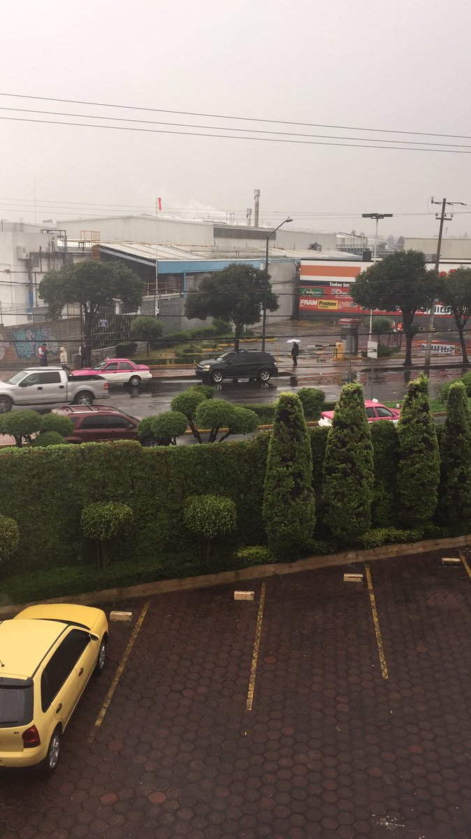 hizabel's tweet photo. Qué padre que está lloviendo un montón, netflix, servicio al cuarto y nada más 😜 https://t.co/tS3Y6SFxmc