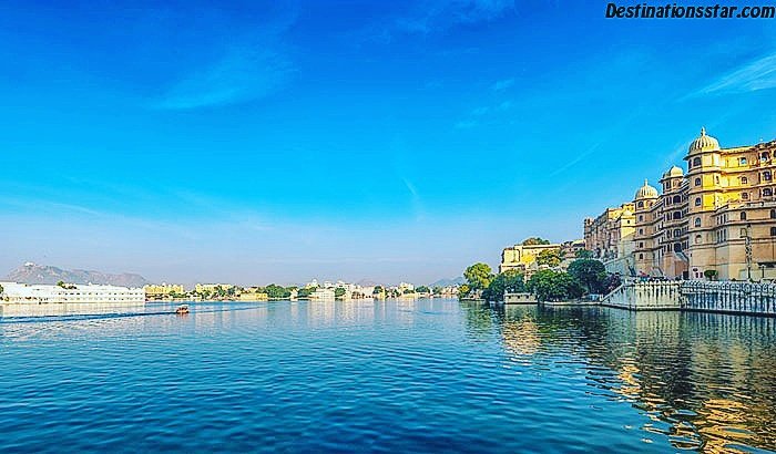 destinationss27's tweet photo. When the fishbowl gets too small, it's time to pack up and leave and jump into the lake.
#lakesofindia #seanery #travelling #rajasthan 😇😇 https://t.co/Rlo0bMaRnh